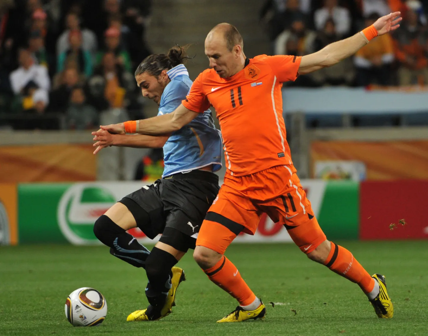 Arjen Robben (paremal) ja Martin Caceres