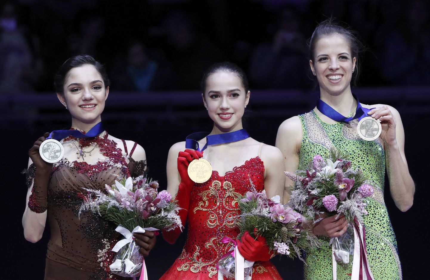 Призеры чемпионата Европы в женском одиночном катании. Слева направо: Евгения Медведева, Алина Загитова, Каролина Костнер