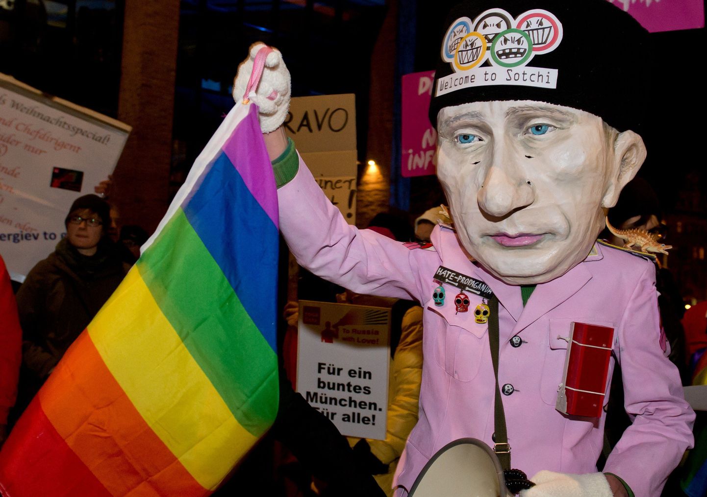 Putini maskiga meeleavaldaja Müncheni filharmoonia ees.