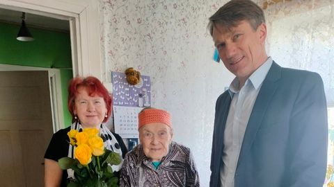 В Ныо волостные чиновники пришли поздравить местную жительницу, которой исполнилось 103 года