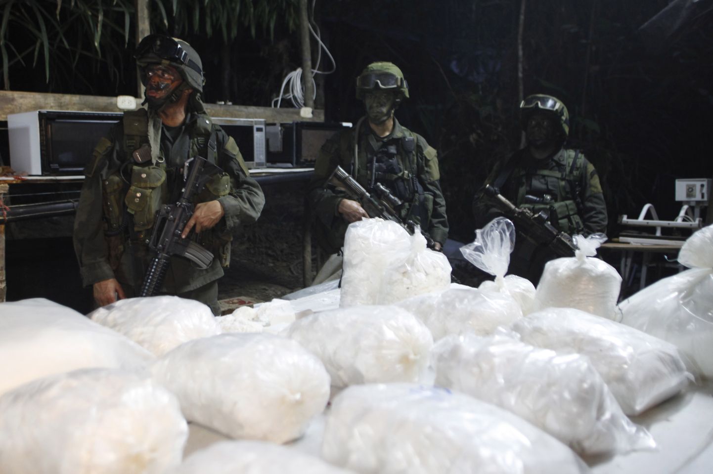 Colombia narkopolitsei kokaiinilaboris.