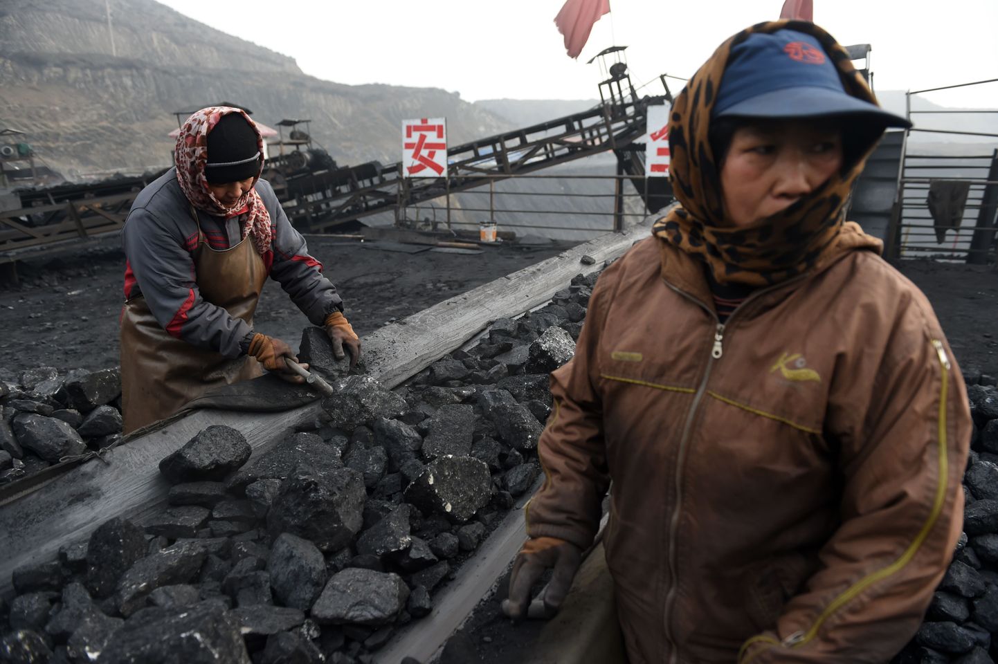 Töölised sorteerivad kivisöetükke konveierilindil Datongi kaevanduses Põhja-Hiinas.