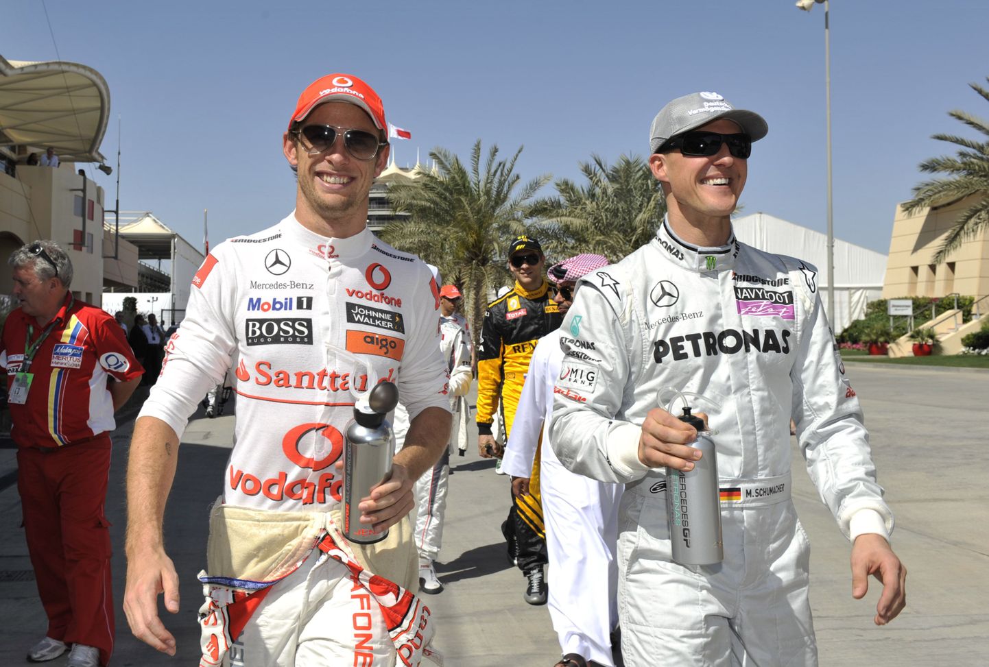 McLaren Mercedese sõitja Jenson Button (vasakul) ja Mercedese sõitja Michael Schumacher. On aasta 2010...