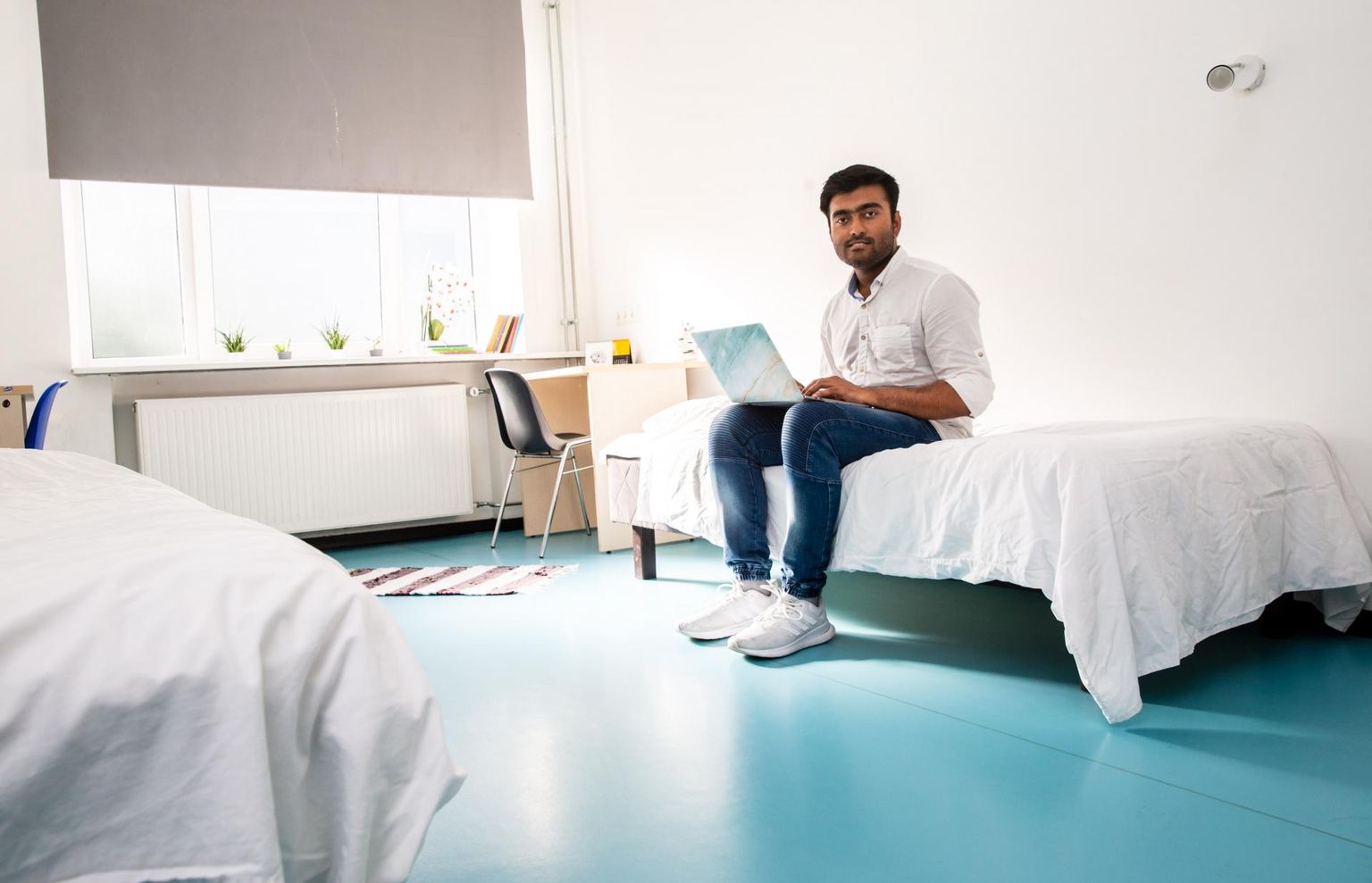 25-aastane Indiast pärit tudeng õpib teist aastat Eesti ettevõtluskõrgkoolis Mainor rahvusvahelist ärijuhtimist. Ta on kõrgkooli pakutavas hostelis ennast mugavalt sisse seadnud ning nüüd jääb üle oodata õppetöö algust.