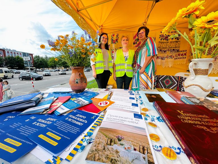 Инфопалатка для украинских беженцев "Welcome Center" открылась на Петровской площади Нарвы рядом с погранпунктом. С волонтерами пообщалась мэр Нарвы Катри Райк.