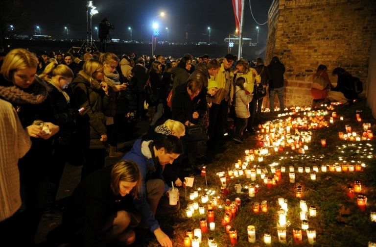 Вечером у Рижского замка по традиции зажгут тысячи свечей