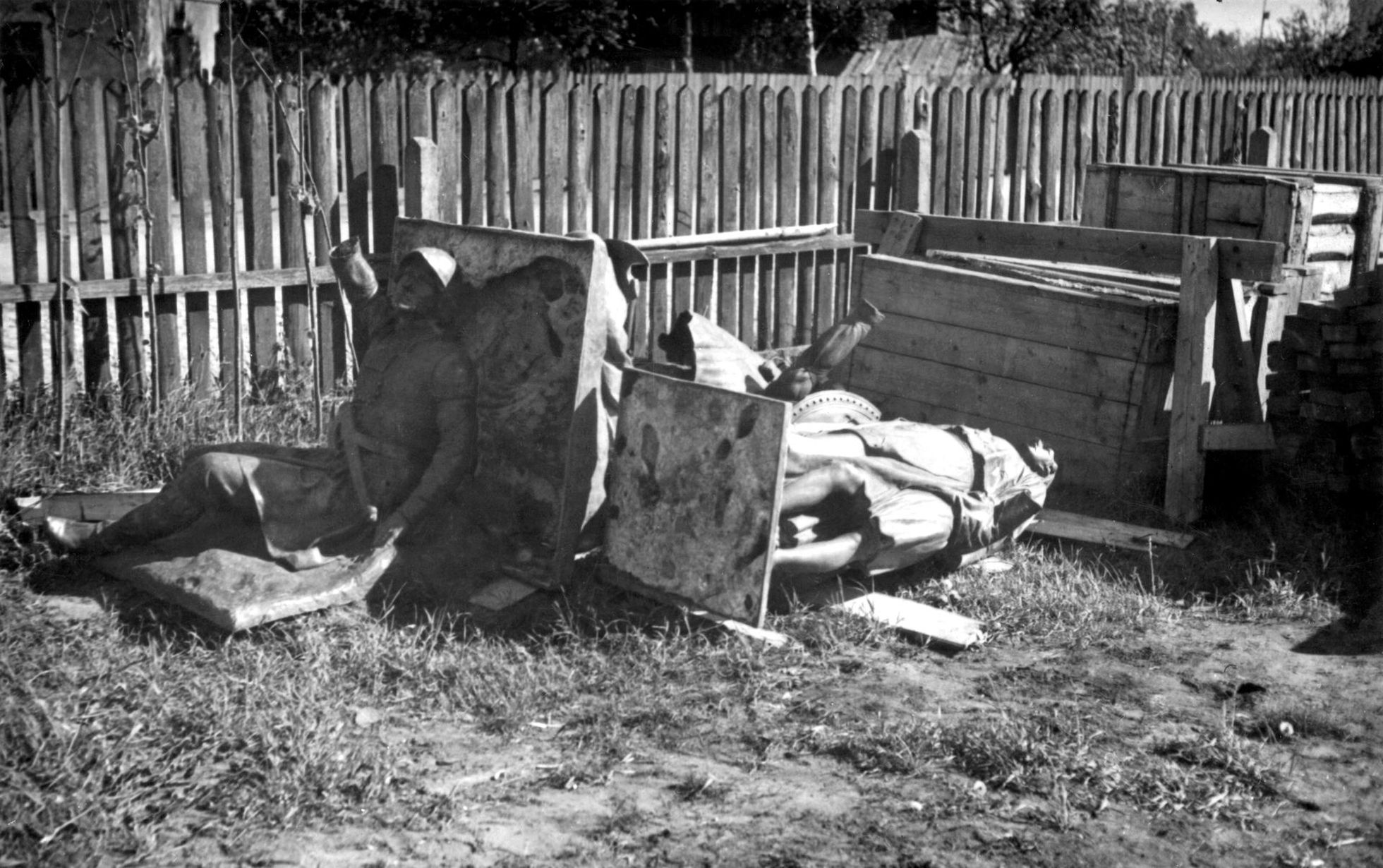 Viljandi Muuseumi fotokogusse jõudnud pilt näitab purustatud Suure-Jaani Lembitu kuju ja Viljandi mälestussamba monumendi skulptuure vedelemas koos ühe aia ääres. Foto tegemise koht ja aega on teadmata, kuid tõenäoliselt on kohaks Põllumeeste Seltsi Kaubandusosakonna tagaõu ja aastaks 1941.