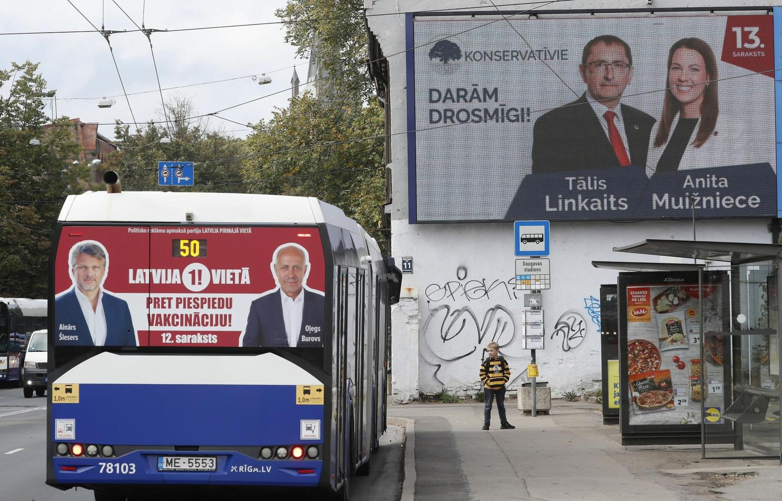 Erakonna Läti Esimesel Kohal ja Konservatiivide valimisplakatid Riias. 