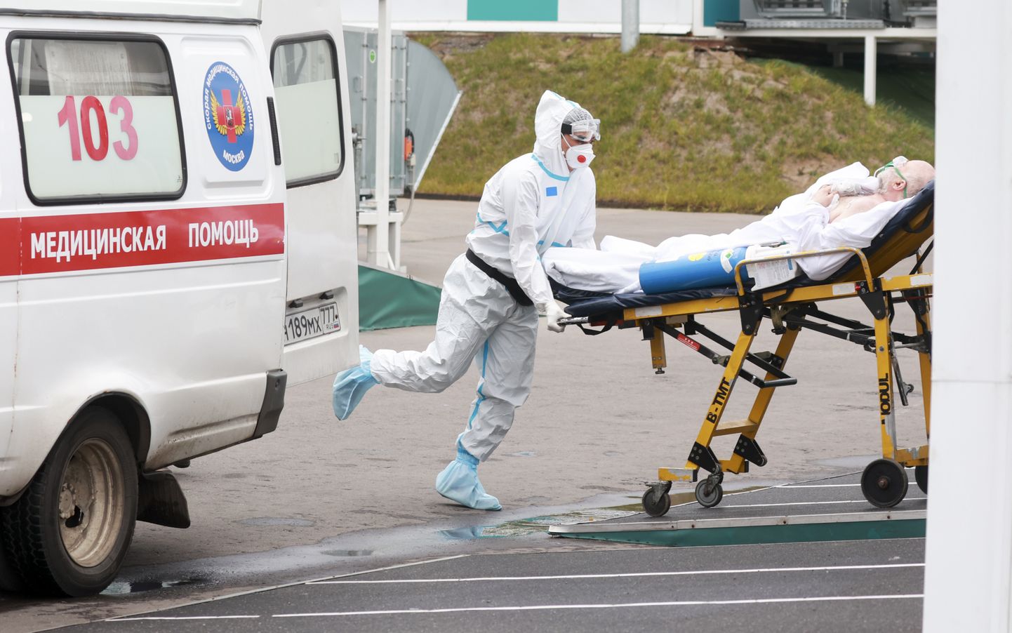 Venemaa, Moskva, 17. oktoober 2021. Kiirabitöötaja transpordib haiget. Pilt loo juures on illustratiivne.