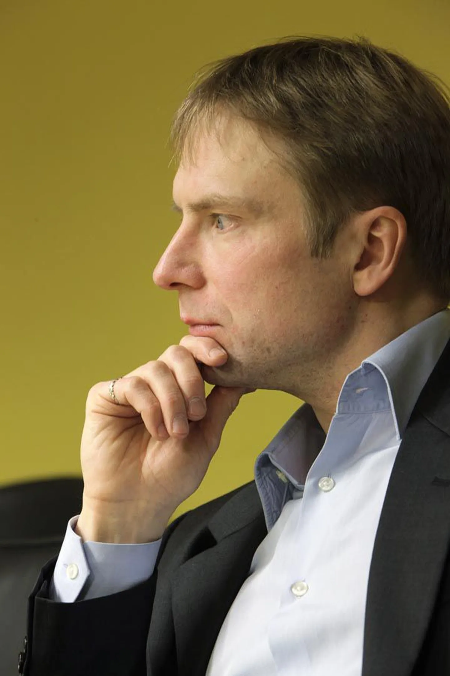 Eerik-Niiles Krossi tõdemust mööda teavad inimesed väga vähe sellest, kuidas nad peaksid sotsiaalvõrgustikes käituma, et oma privaatsust vähegi säilitada. Veelgi rohkem mahajäänud on suhtlusvõrgustikes aga riigid.