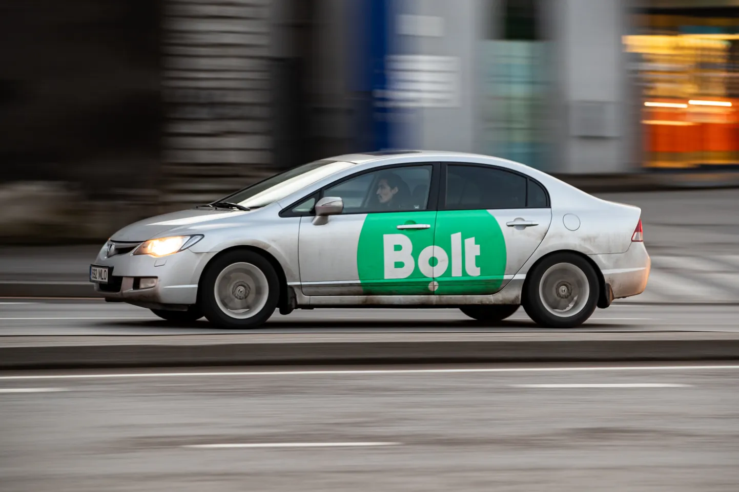 Bolti auto linnas.