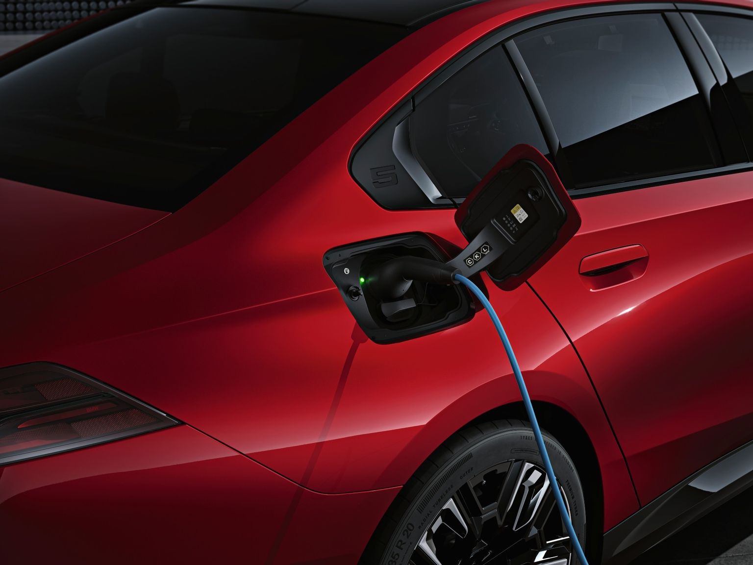 Kiirlaadijaga saab uue BMW elektrilise mudeli akut laadida umbes 30 minutiga 10 protsendilt 80 peale.