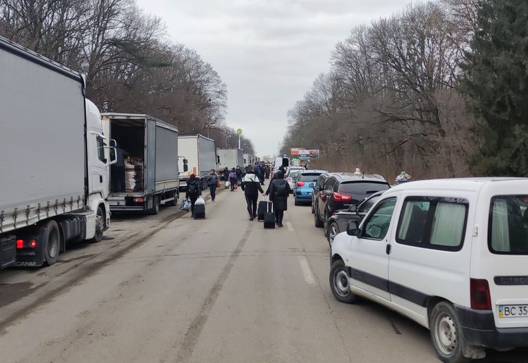Autode kõrval ületasid Ukrainas Poola piiri ka jalakäijad, kellel tuli selleks kõndida umbes 15 kilomeetrit.