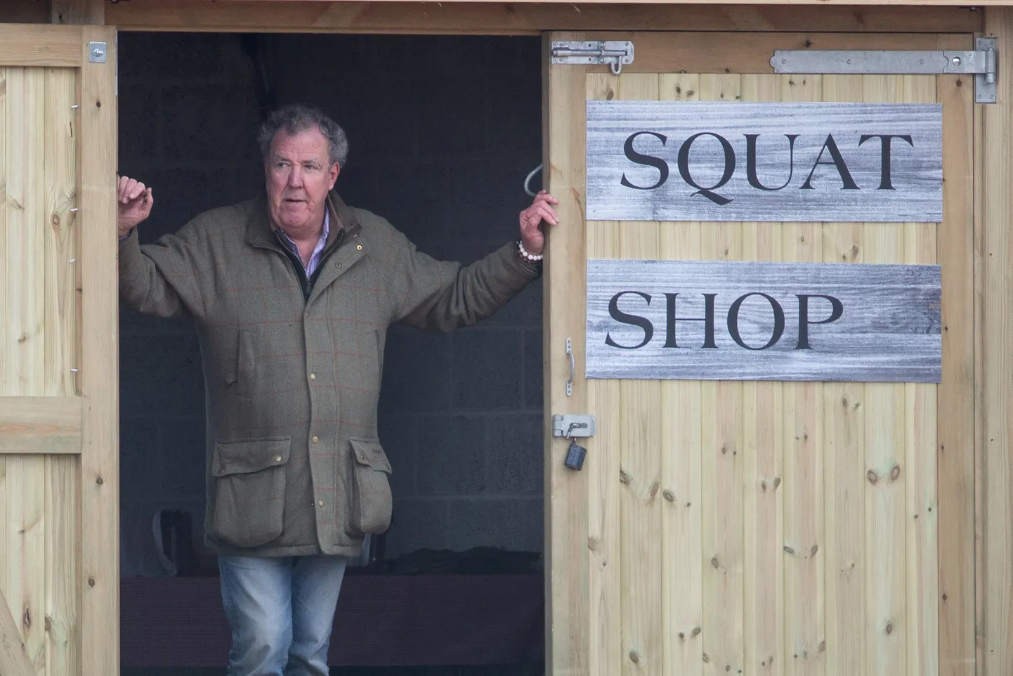 Jeremy Clarkson veebruaris 2020 Suurbritannias Oxfordshire'is Chipping Nortonis oma Diddly Squati farmi poe uksel.