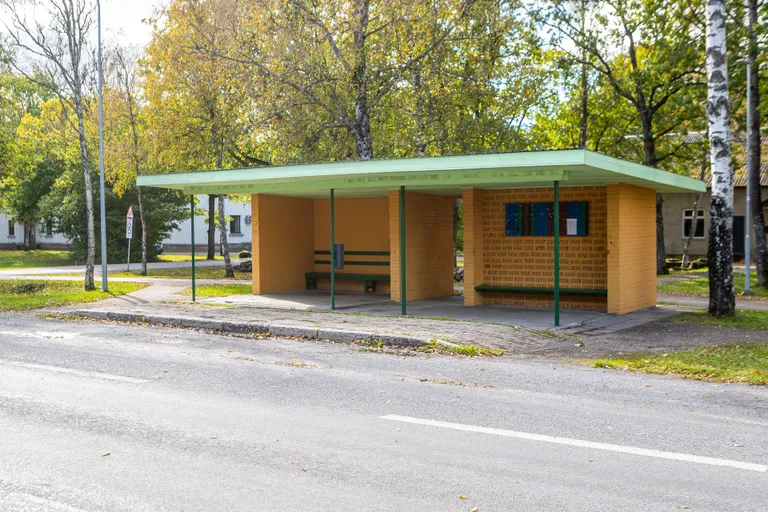 ASTE OOTEPAVILJONI roppused kattis Leelo värske värvikihiga ning vähemalt praegu näeb kõik ilus ja puhas välja.