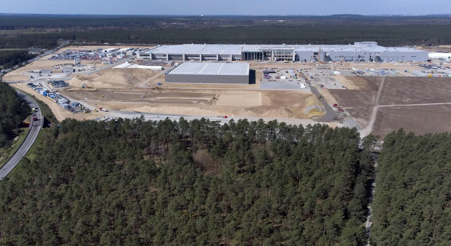 Tesla gigatehas asub Berliini lähedakl metsade vahel.