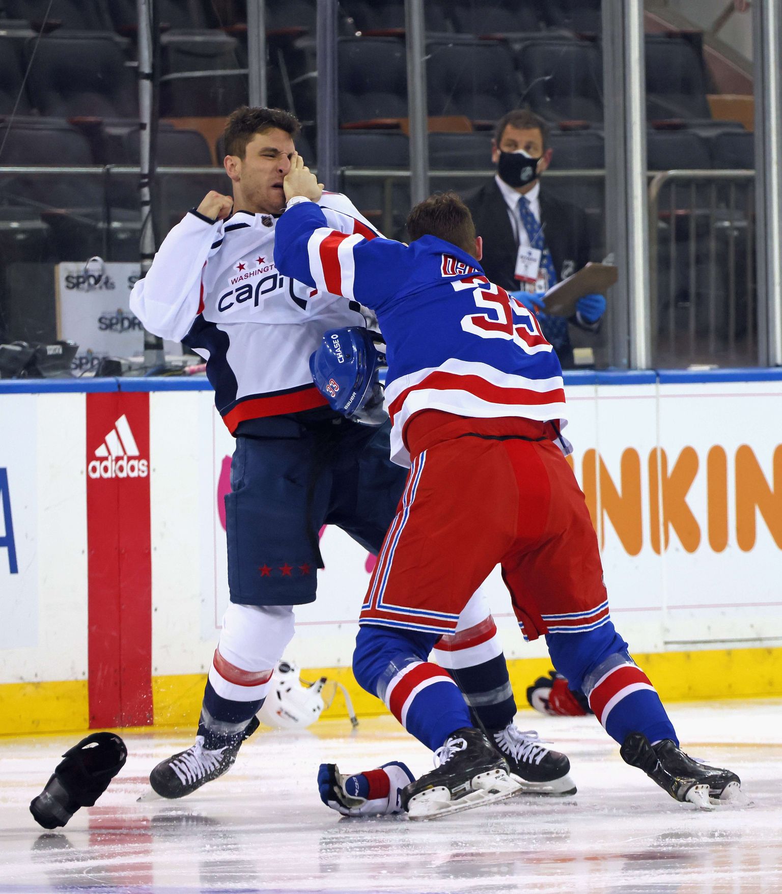 New Yorgi Rangersi ja Washingtoni Capitalsi vahelises jäähoki kohtumises korraldati poksitalgud.