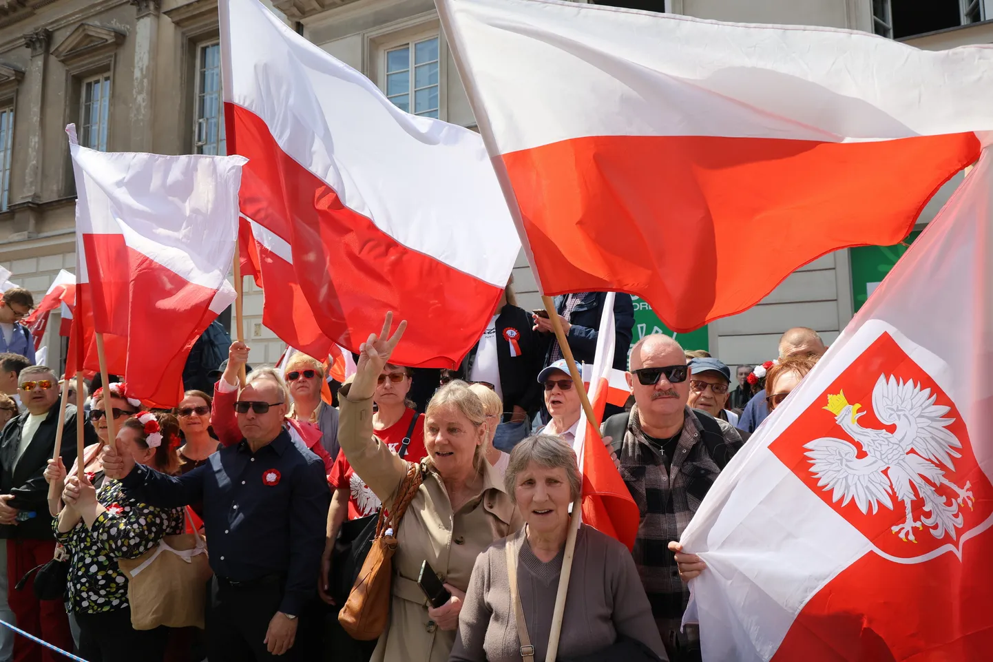 Polijas prezidenta amata kandidāta Karola Navrocka atbalstītāji 2025. gada 25. maijā piedalās “Lielajā gājienā par Poliju” Varšavā. Gājiena dalībnieki pārvietosies no De Golla laukuma līdz Pilskalna laukumam. Prezidenta vēlēšanu otrajā kārtā 1. jūnijā Karols Navrockis sacentīsies ar Rafalu Šaskovski, jo pirmajā kārtā 18. maijā neviens no kandidātiem neieguva vairāk par 50% balsu.