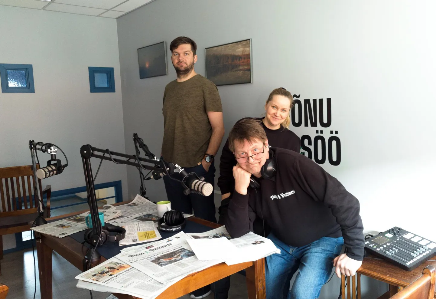 Pärnu Postimehe taskuhäälingu stuudios arutlesid Ukraina sõjapõgenike vastuvõtmise teemal Pärnu Postimehe peatoimetaja Siiri Erala, tegevtoimetaja Lauri Habakuk ja arvamustoimetaja Raido Keskküla.