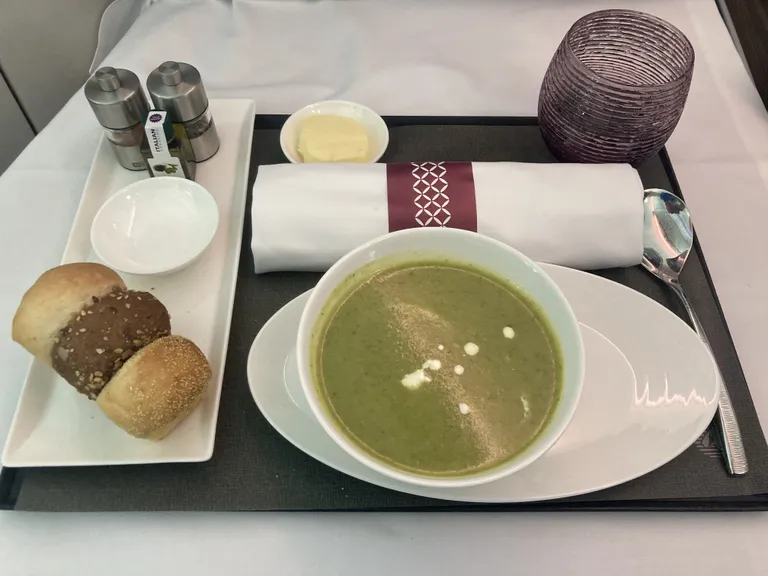 Mitmekäigulise eine üheks käiguks on soe supp. Eelroaks olid homaarisabad, põhiroaks võis valida kana tikka masala, ahjus küpsetatud lõhe vürtsika okraga või siis hoopis malaipärase paneerjuustu kormakastmega.