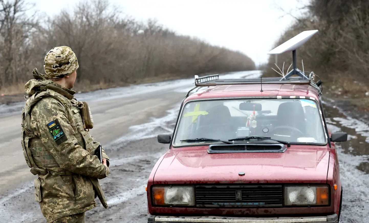 Ukraiņu kareivis pie "Starlink" satelīta.