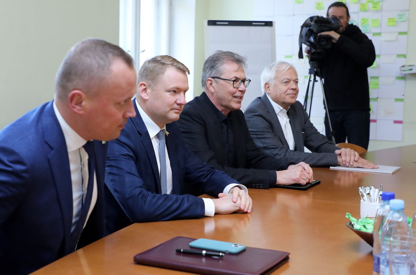 Partijas "Apvienotais saraksts" pārstāvji - "Latvijas Liepājas partija" līdzpriekšsēdētājs, "Latvijas Zaļā partija" vadītājs un 13. Saeimas deputāts Edgars Tavars (no kreisās), "Latvijas Reģionu apvienība" valdes priekšsēdētājs Edvards Smiltēns, Ministru prezidenta amata kandidāts Uldis Pīlēns un Liepājas partijas priekšsēdētājs Uldis Sesks tikšanās laikā ar partijas "Jaunā vienotība" pārstāvjiem, kurā pārrunās jaunās valdības prioritātes un darāmos darbus 14. Saeimā.