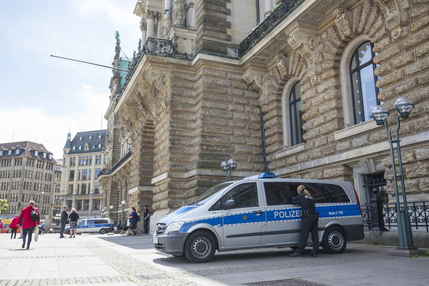 Politseinikud Hamburgi raekoja juures