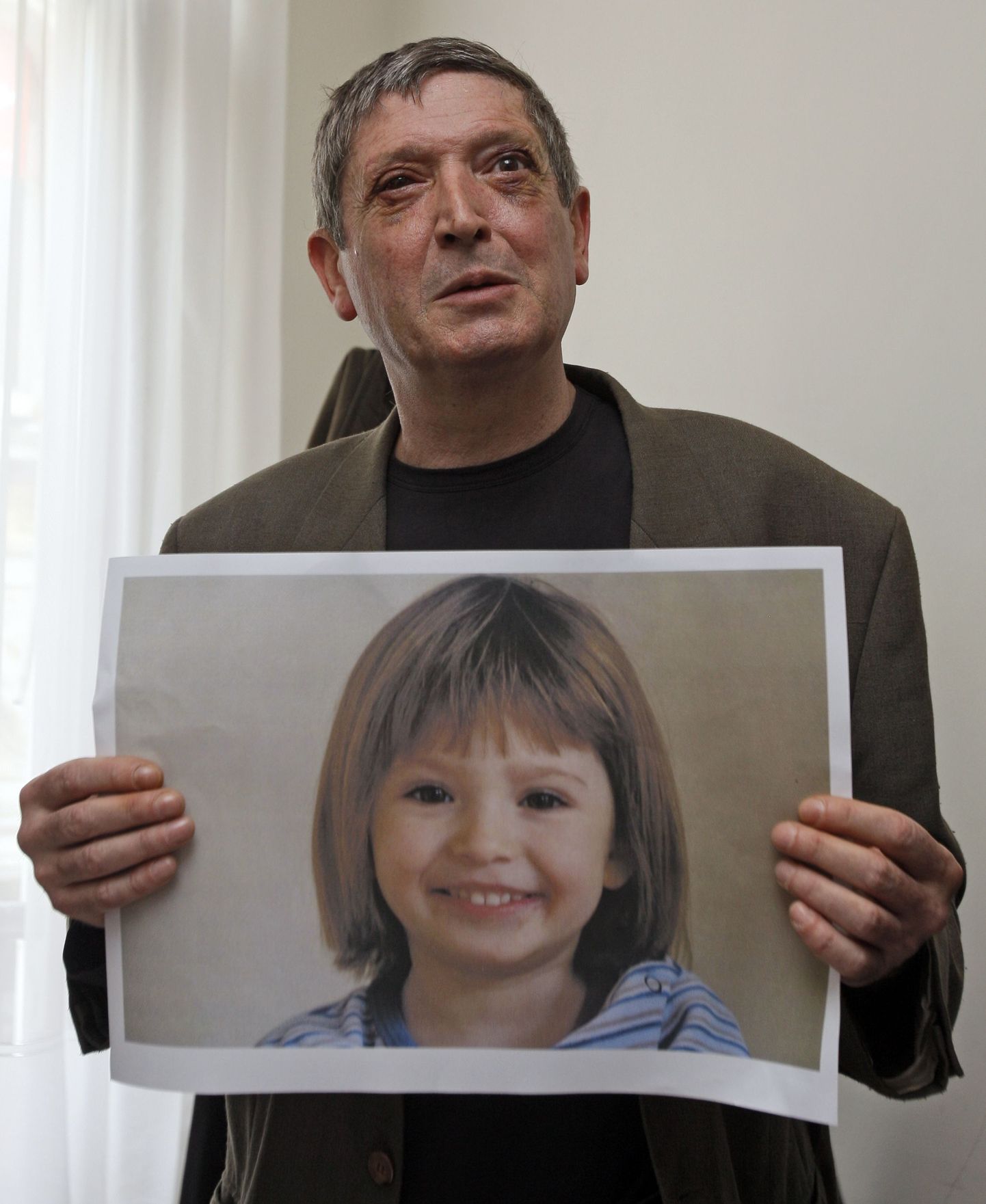 Jean-Michel Andre hoiab käes oma 3-aastase tütre Elise pilti