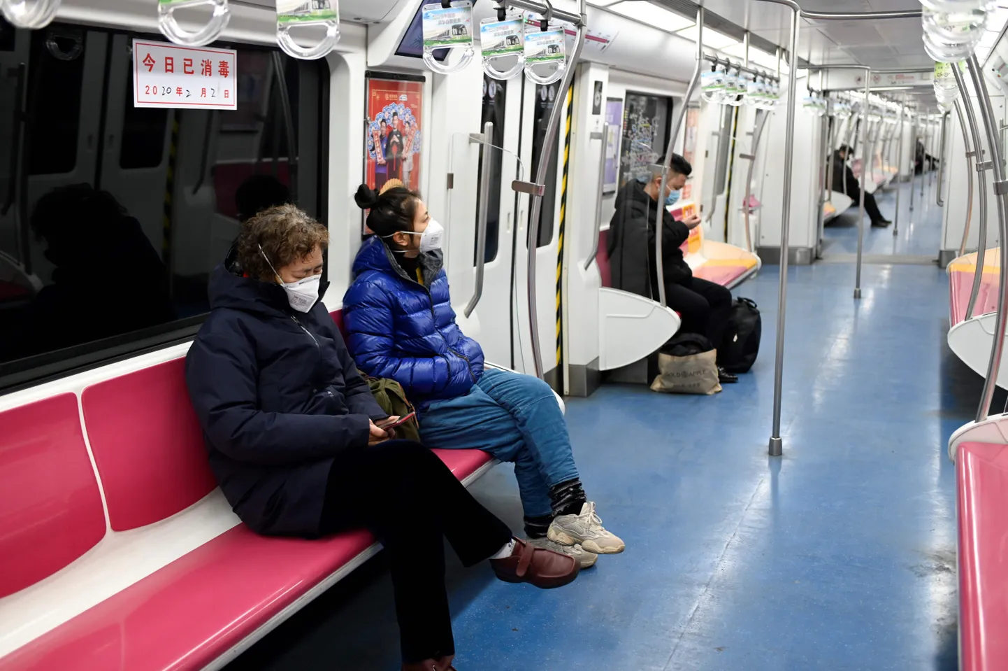 Maskides reisijad Pekingi Metroos 2. veebruaril.