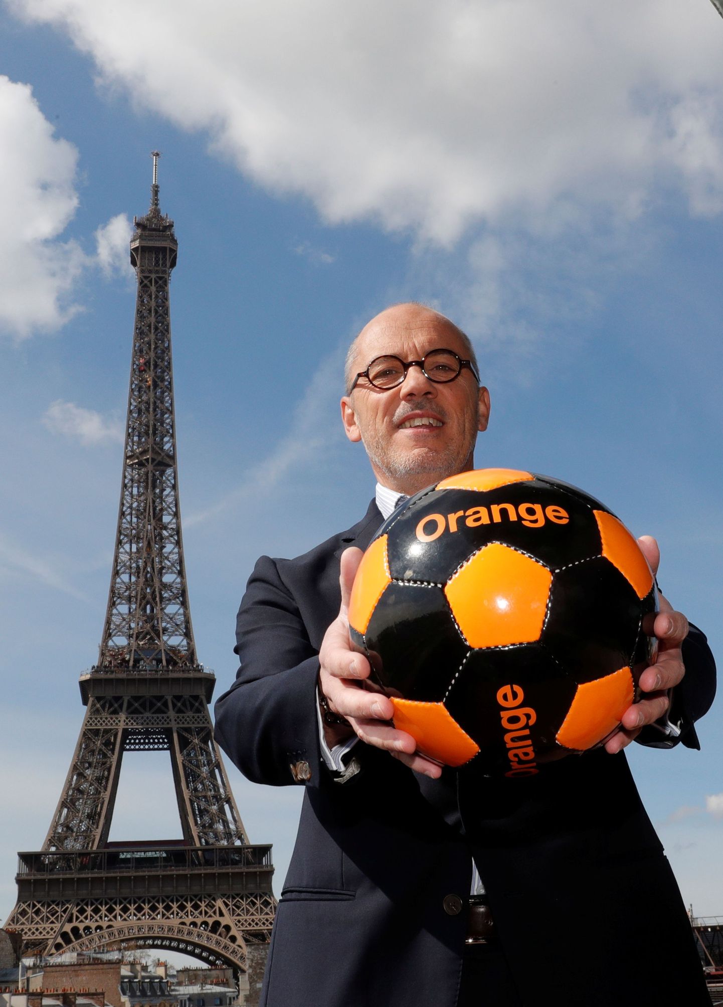 Orange telekommunikatsioonifirma juhataja Stephane Richard jalgpalliga Eiffeli torni kõrval seismas enne Euro 2016 promomist