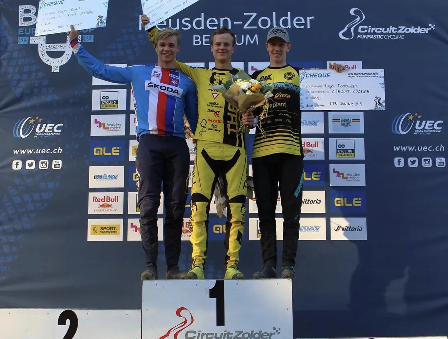 Edvards Glāzers (vidū).
