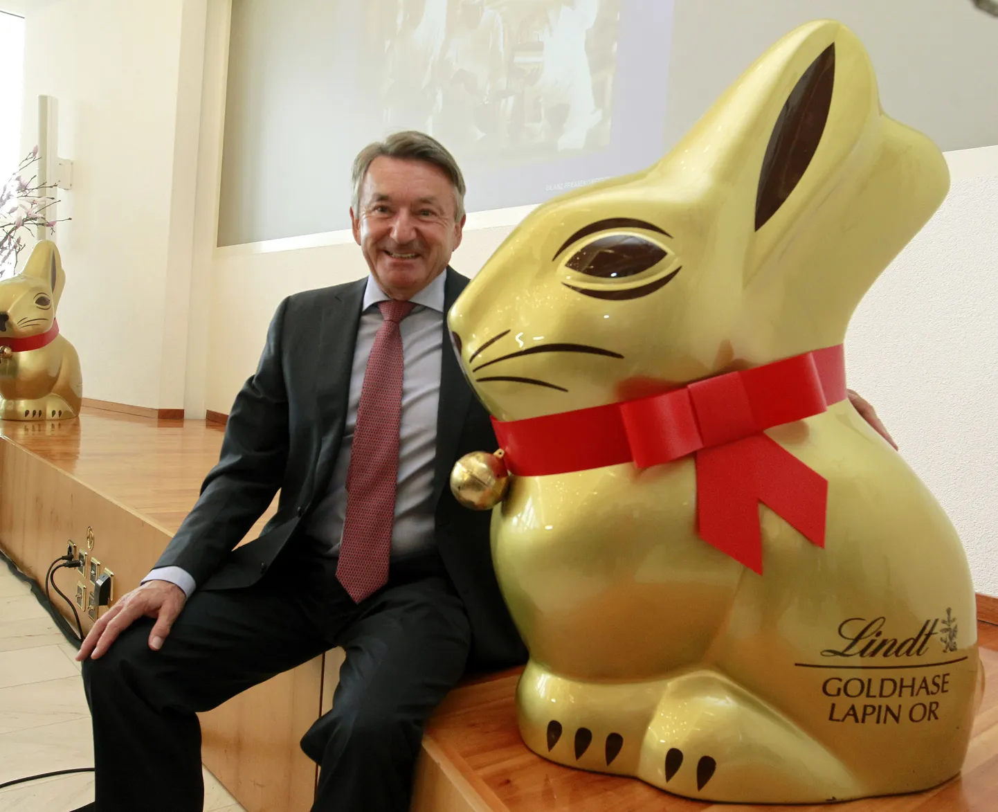 Lindti šokolaadist lihavõttejänese juures istub Lindt & Spruengli tegevdirektor Ernst Tanner.