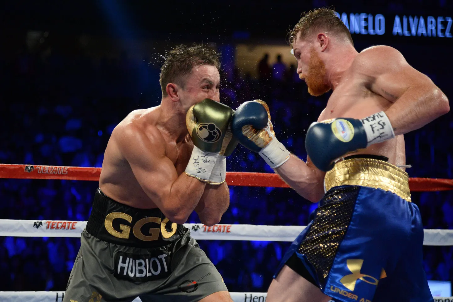 Gennadi Golovkin (rohelistes pükstes) ja Canelo Alvarez.