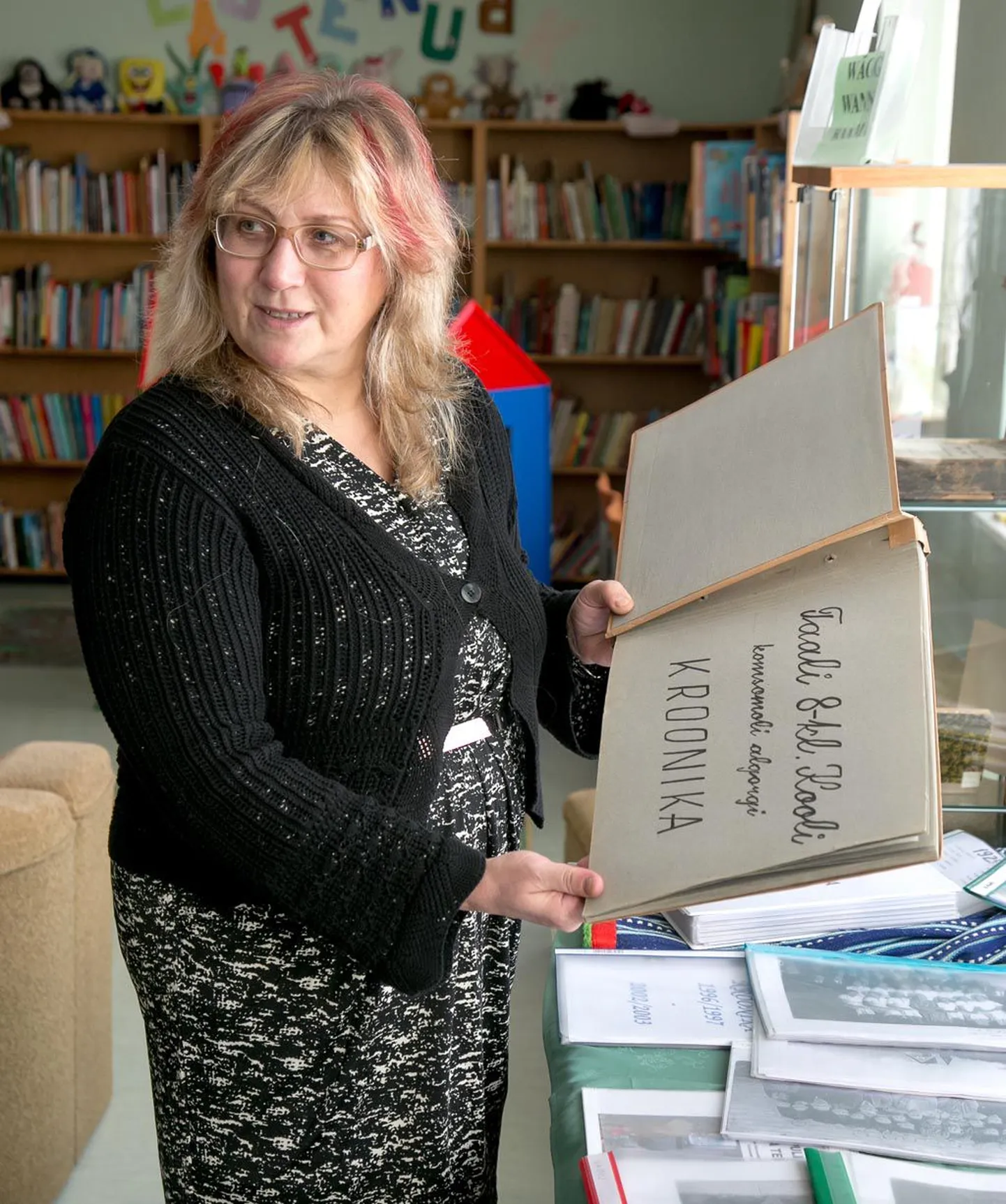Urge raamatukogu juhataja Liivia Koolme näitab Kurriku kroonikat.