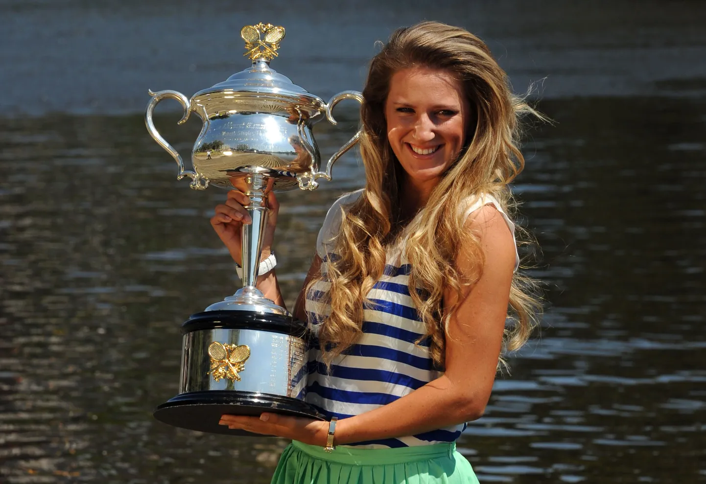 Victoria Azarenka võidukarikaga poseerimas.