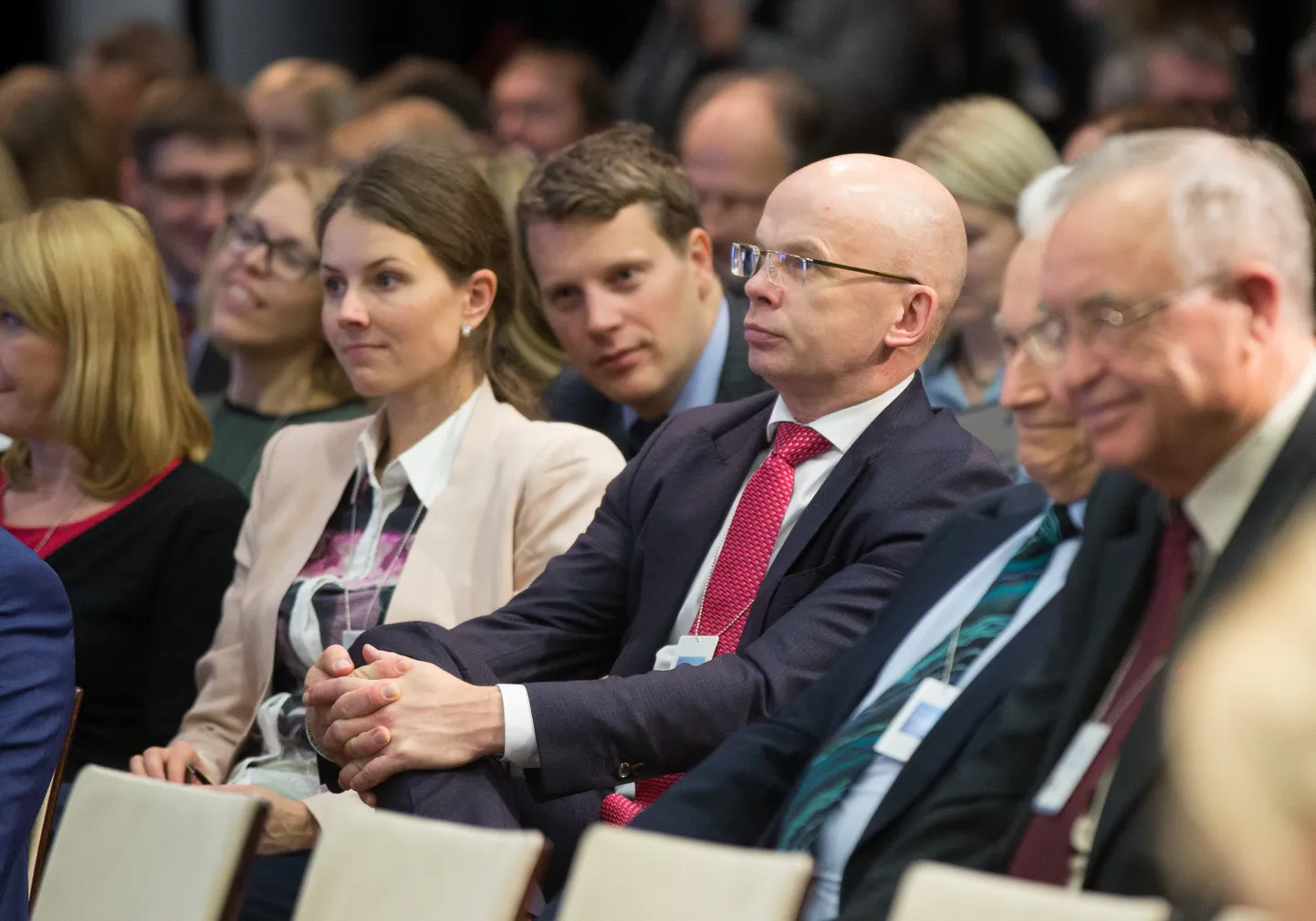 Allar Jõks (keskel punase lipsuga)