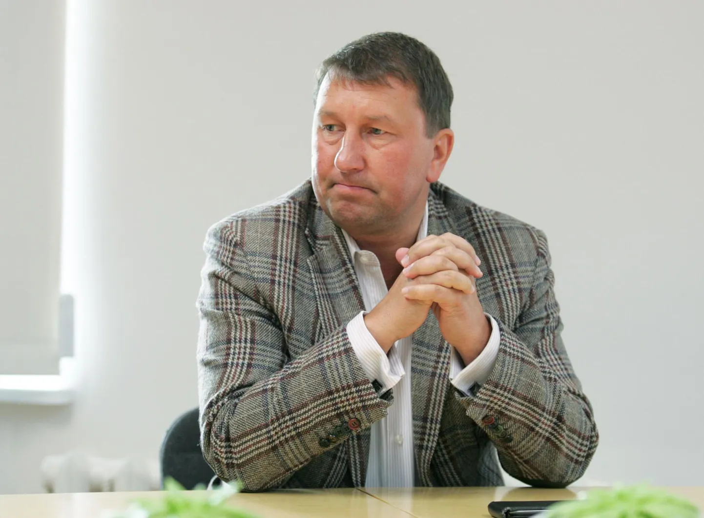 Leo Aadel on reformierakondlasena osalenud Haljala valla juhtimises nii varem vallavanemana kui ka praegu volikogu liikmena. Erakonnast astus ta välja, kuid vallavolikogus jätkab.