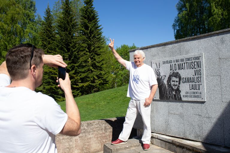 Ivo Linna käis vaatamas Tartu lauluväljakul tulepüramiidi müüritisele kinnitatud mälestusplaati. Teda pildistas Antti Kammiste.