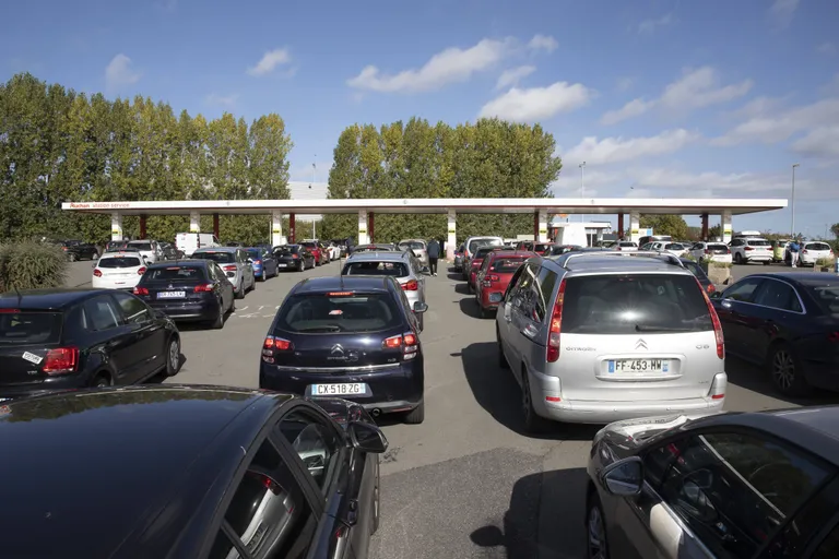 Prantsusmaal on pikad tankimisjärjekorrad