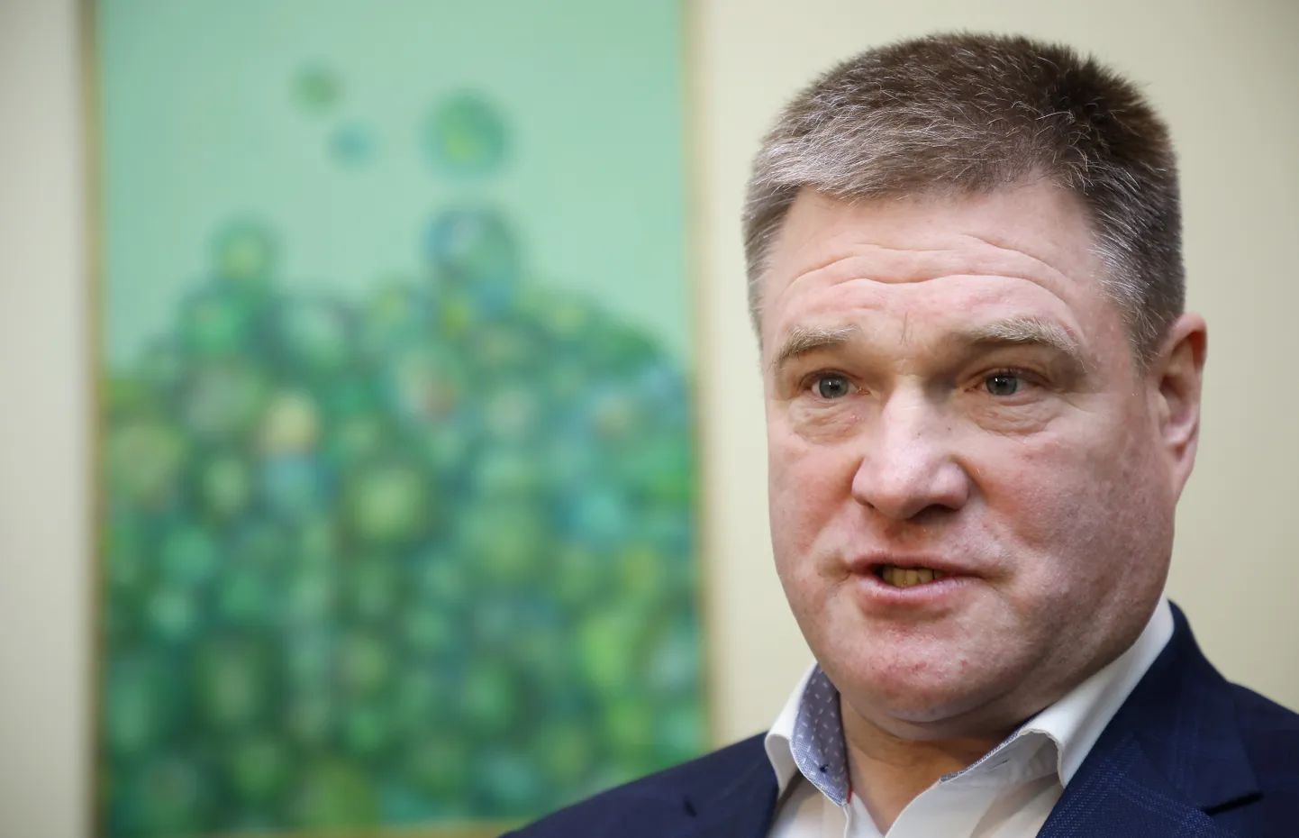 Partijas "Vienotība" Rīgas domes frakcijas priekšsēdētājs Vilnis Ķirsis (no kreisās), partijas valdes priekšsēdētājs Arvils Ašeradens un policijas ģenerālis Ints Ķuzis piedalās partiju apvienības "Jaunā vienotība" preses brīfingā par gatavošanos Rīgas domes ārkārtas vēlēšanām.