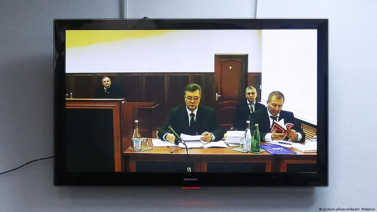 Виталий Сердюк (справа) с Виктором Януковичем в ноябре 2020 года свидетельствовали из Ростова-на-Дону по другому делу о расстрелах 20 февраля 2014 года
