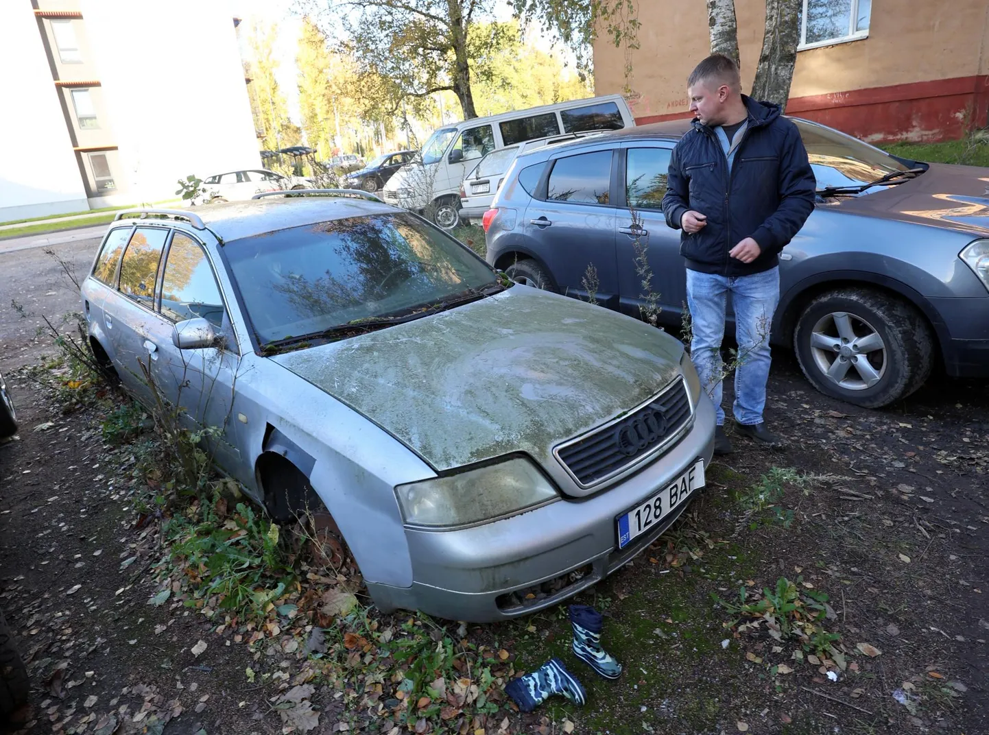 Aastaid romudega tulutult heidelnud korteriühistute juht Marek Trojanovski näitas Lääne 11 maja juures seisvat katkiste klaasidega Audit, mis ühe koniga võib terve parklatäie autosid tuleroaks muuta.