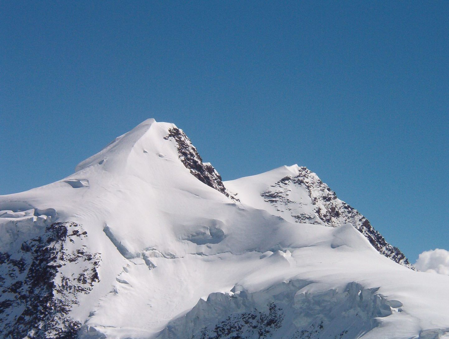 Alpides asuv Liskammi ehk Lyskammi mägi, mis on 4527 meetrit kõrge.