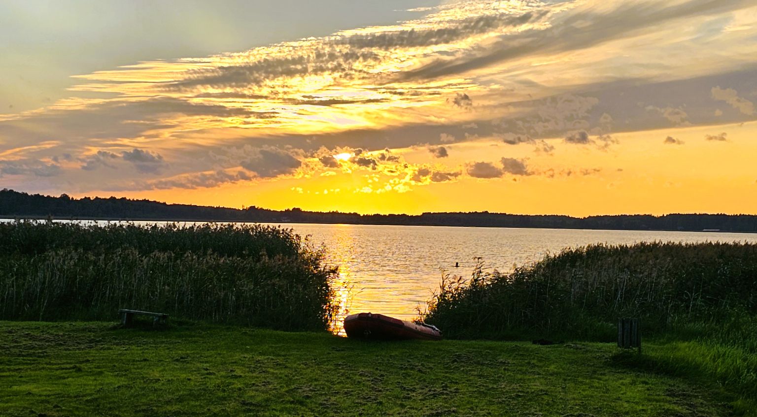 Päikeseloojang Tamula järve ääres.