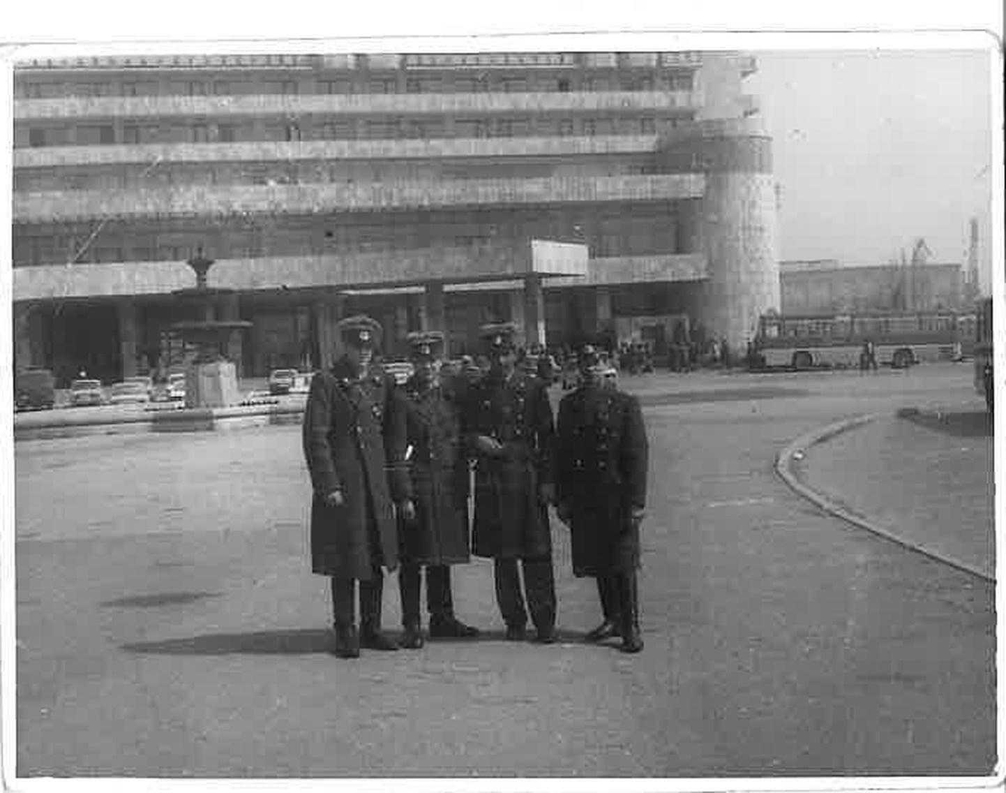 Urmas Rosental (vasakul) koos kamraadidega Bakuus hotelli Abšeron ees 1988. aasta märtsis patrullimas.