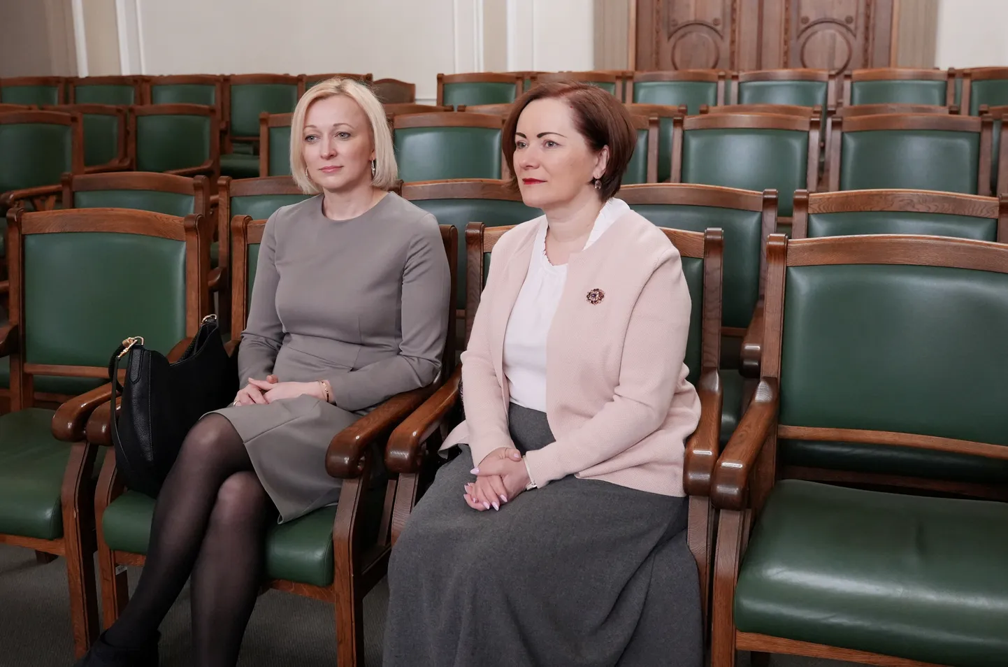 Valsts kontroles padomes locekles Maija Āboliņa (no kreisās) un Ilze Bādere Saeimas sēdes laikā, kurā tiek lemts par Valsts kontroles padomes locekļu atkārtotu apstiprināšanu amatā
