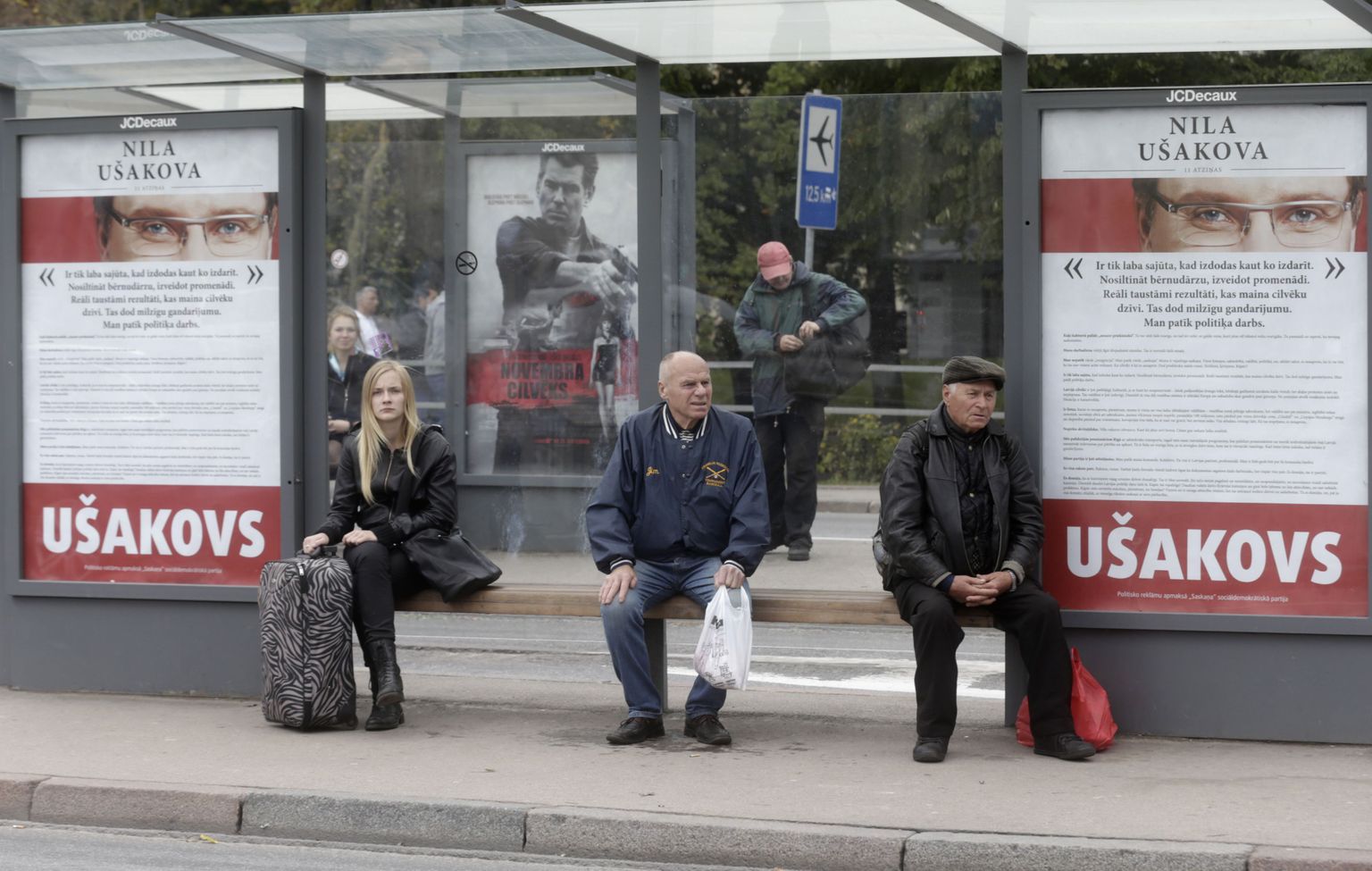 Nils Ušakovsi valimisreklaam Riia bussipeatuses.
