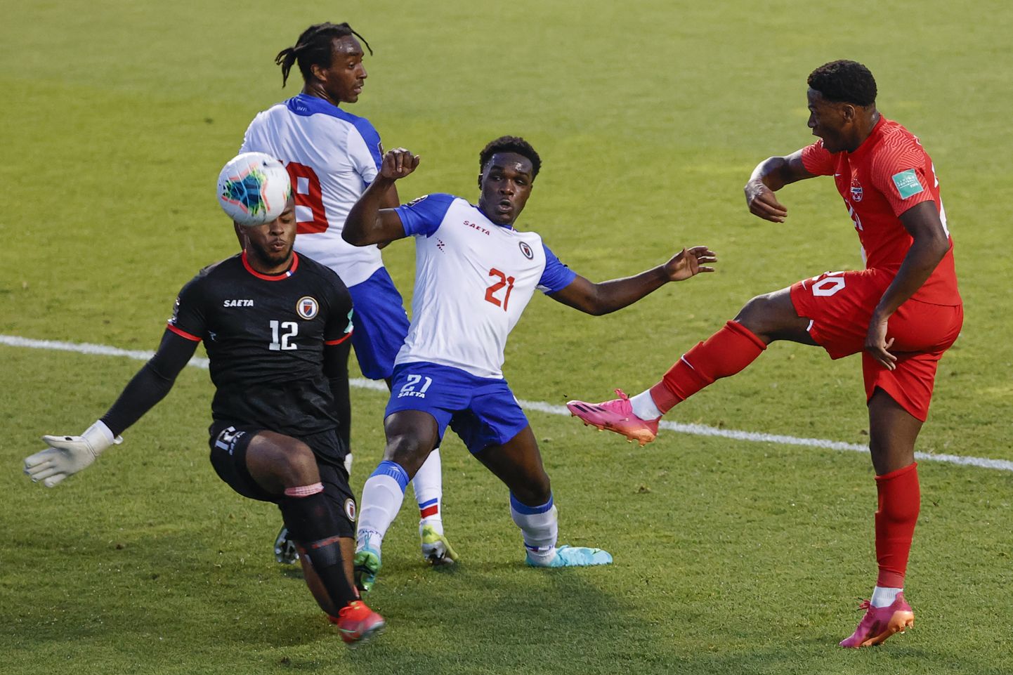 Haiti jalgpallikoondise väravavaht Josue Duverger (nr 12) oli kohtumises Kanadaga oma koondise must lammas.