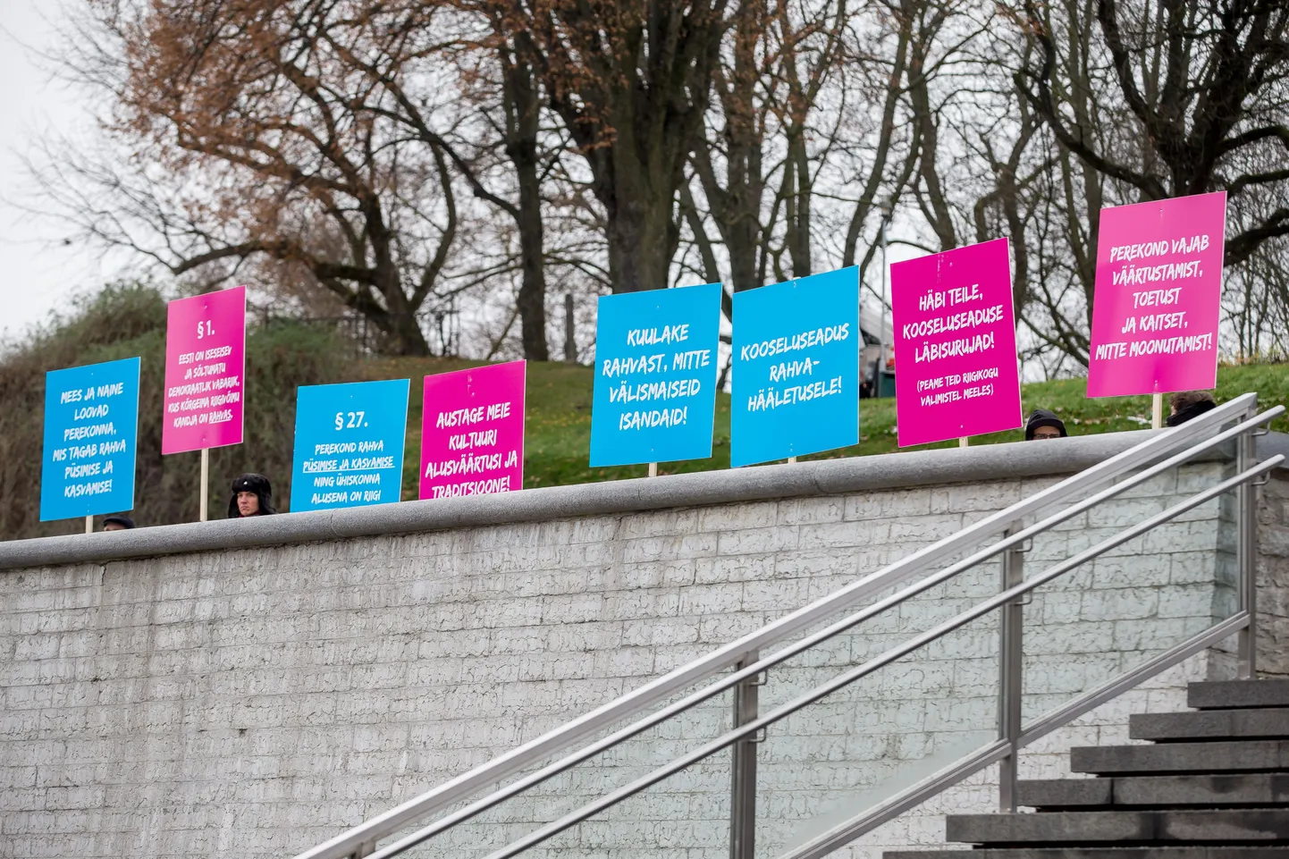 Противники Закона о совместном проживании проводят акцию протеста.