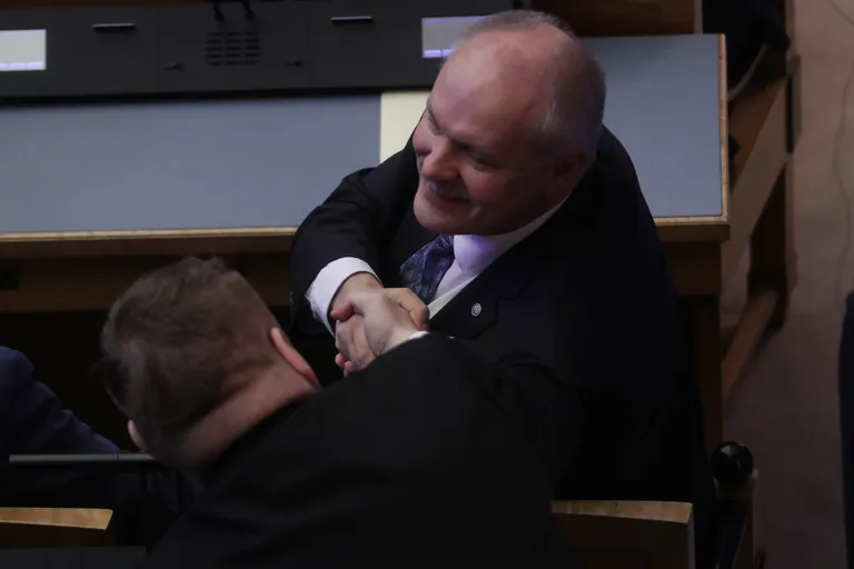Henn Põlluaas valiti riigikogu esimeheks. Хенна Пыллуааса избрали спикером парламента.